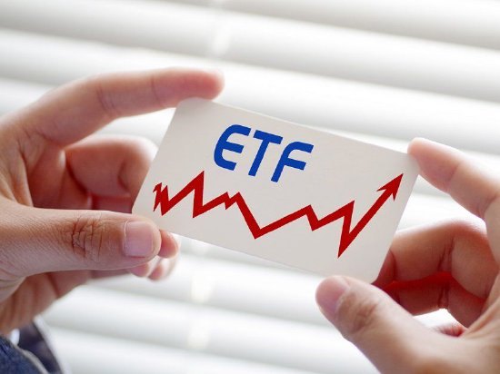 ETF洗牌:易方达超华夏夺ETF规模首位 国泰、海富通逆势突围!投资者从“被动配置”转向“主动精选”